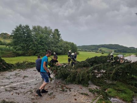 Pri odstranjevanju posledic so občanom pomagali gasilci